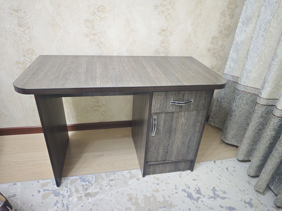 Продам письменный стол .