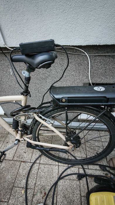 Două biciclete în stare bună, una electrică