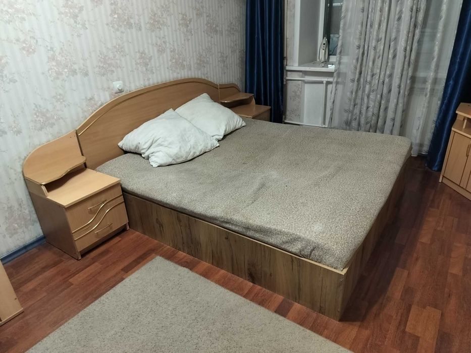 Кровать с двумя тумбами и матрасом