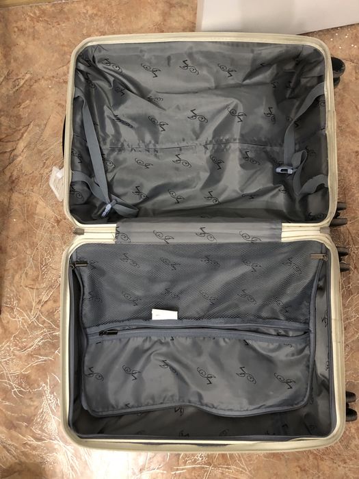 Вместительный крепкий  компактный чемодан