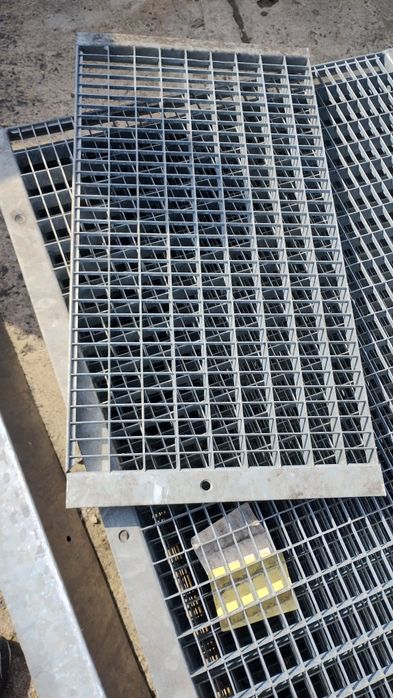 Grătare grilaje rigole pentru scurgeri și canalizari și trepte zincate pentru scări metalice