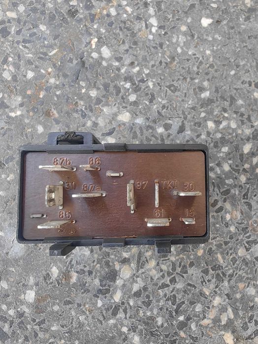реле ел. стъкла AUDI 80 B4