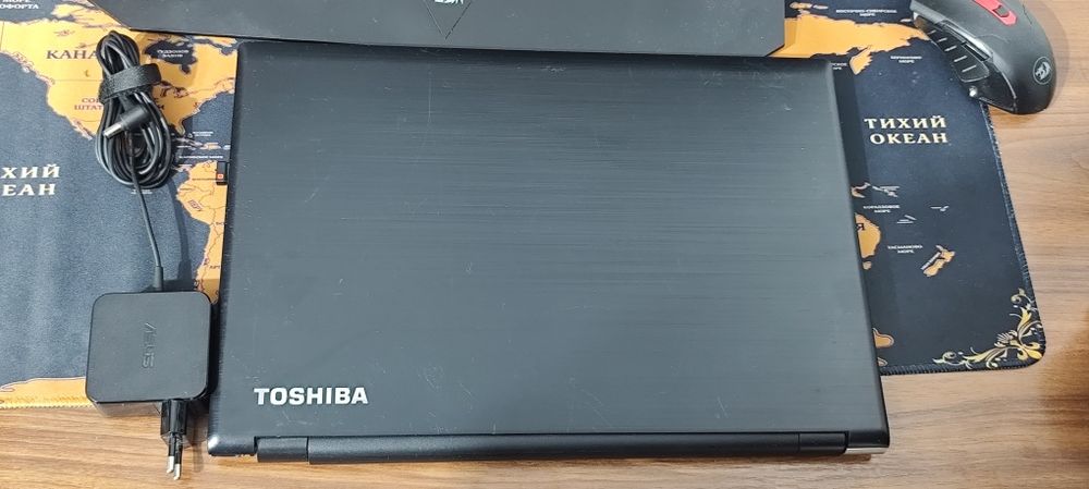Vând laptop i3 8 GB ram DDR4 SSD M.2 cu 9 jocuri instalate perfect funcțional