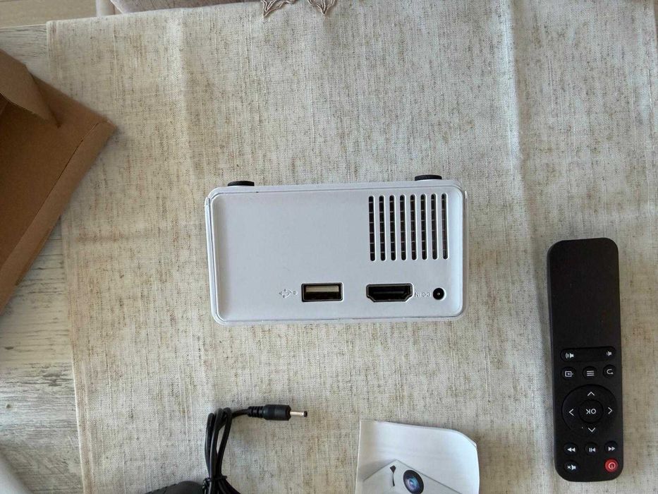 Mini proiector portabil Aoc 1080p