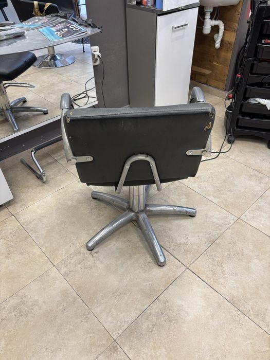 Професионален фризьорски стол стабилен, нуждае се от тапицерия