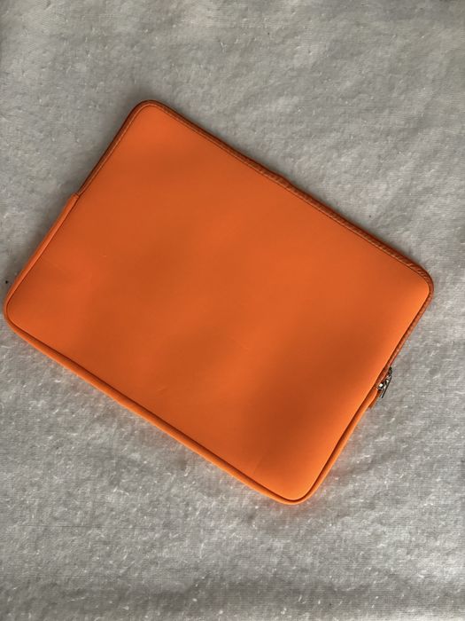 Оранжев калъф за лаптоп