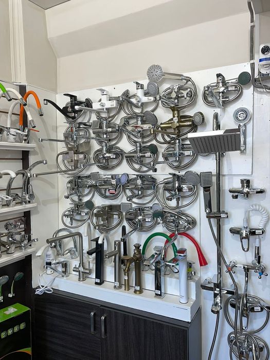 СМЕСИТЕЛИ -- ванна, кухня.