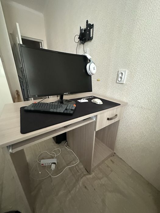 Продается стол..