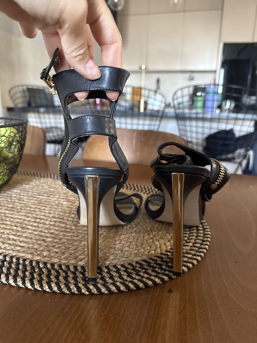 Босоножки кожаные guess