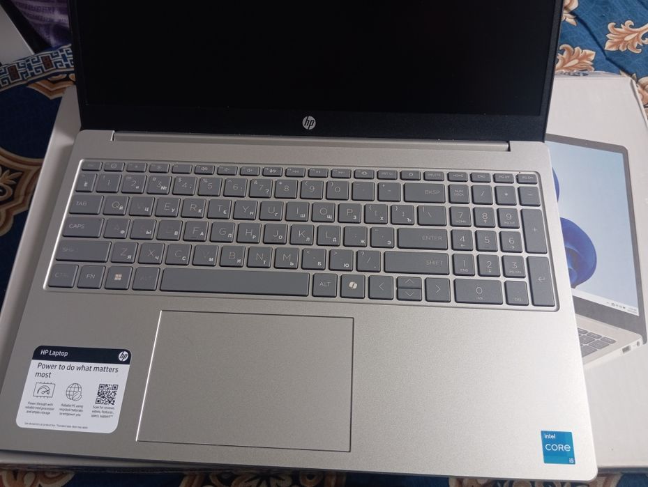 HP 15-fd0250wm i5-1334U 8/512GB