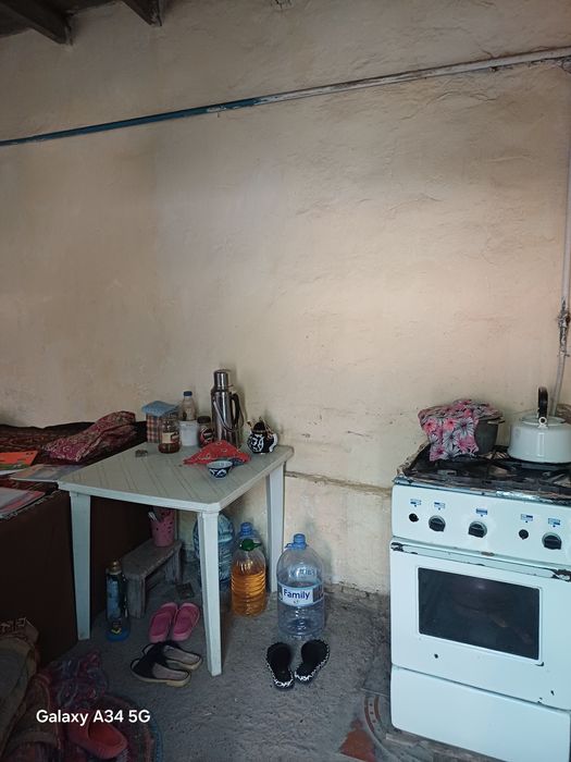 Нурафшон шахар катта бозор енида уй сотилади