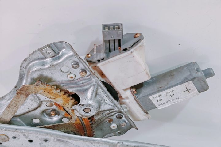 Macara  Dreapta Spate  6983005100 / 994028 Toyota Avensis a 2-a gener