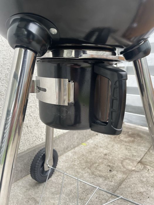 Gratar cu termometru, recipient cenusa si clapete tiraj Klugermeister