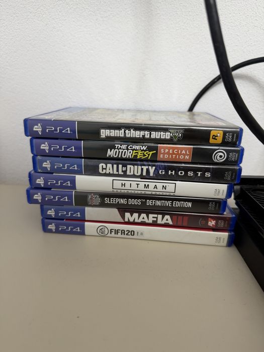 PS4 500GB stare perfecta de functionare, vine impreuna cu 8 jocuri, controller  si cabluri !