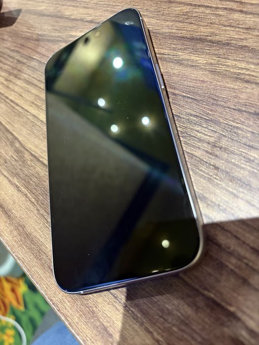 Iphone 15 pro с проблем в дисплея, подарък калъф