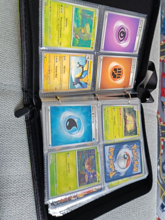 Album cu 137 de cartonașe pokemon