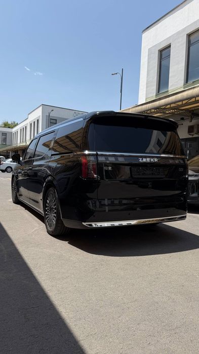 ZEEKR 009 Executive edition электромобиль МПВ 6 местный