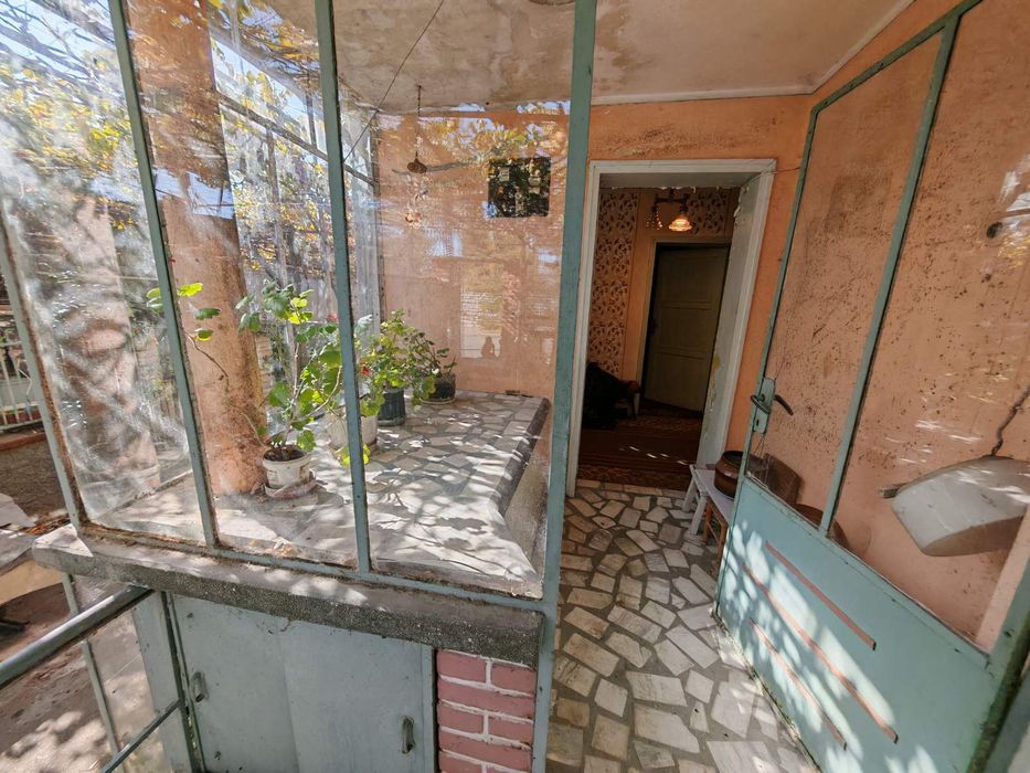 къща в южната част в кв.Ново село