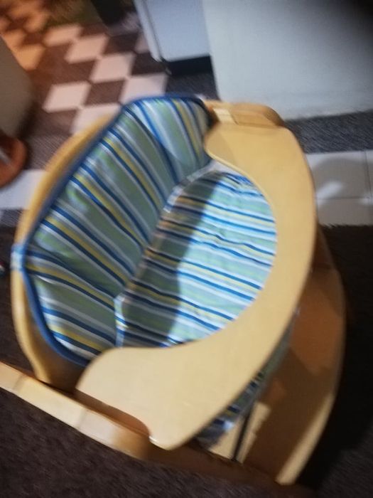 Бебешко дървено столче