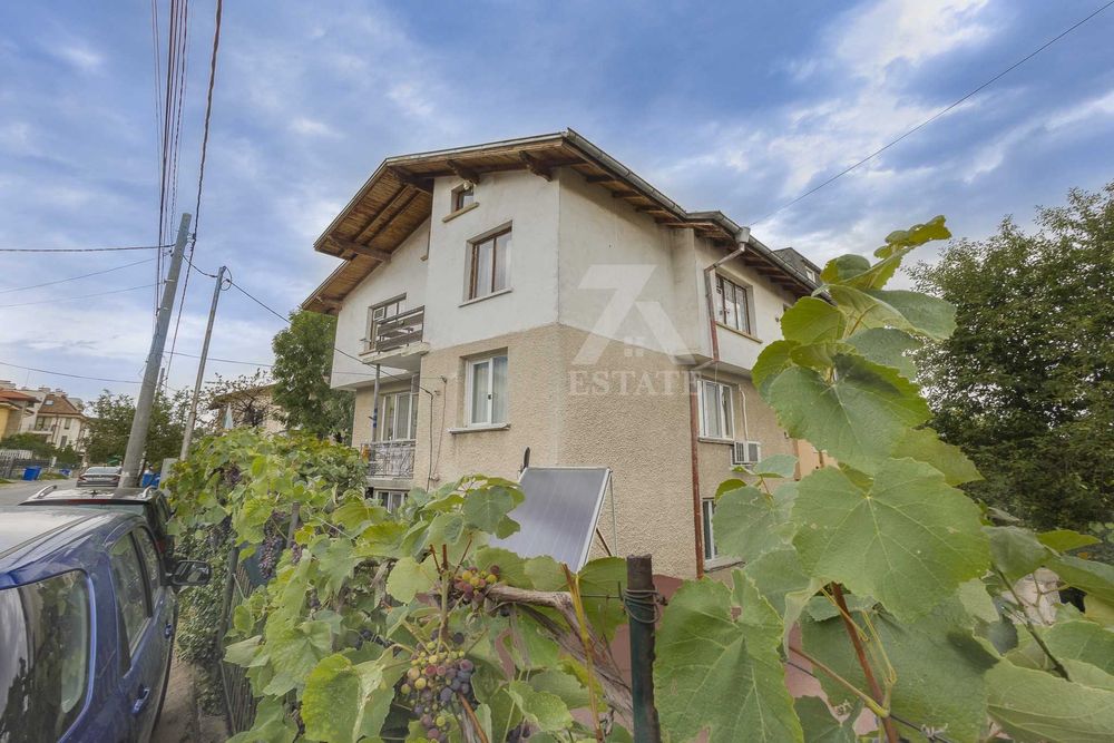 Продава къща в ж. кв. Драгалевци