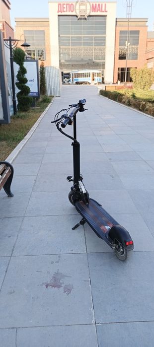 Продаю самакат khugo m4 в отличном состоянии работает отлично