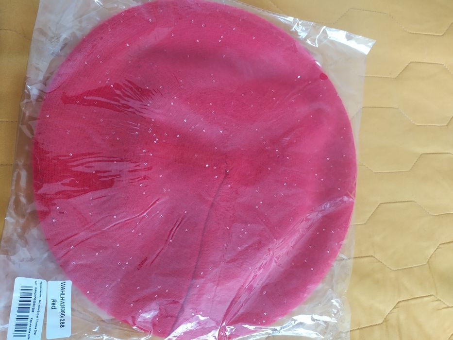 Продается беретка красная