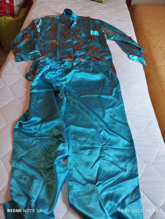 Продавам две нови пижами.