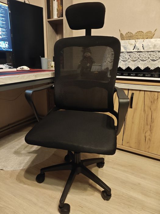 Кресло сетчатое на колесах