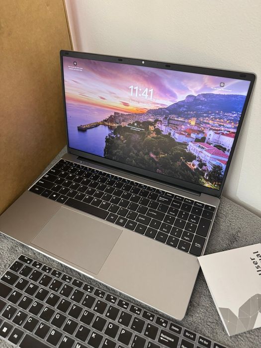 Laptop nou-nouț.  Full Box