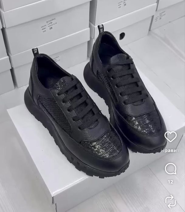 Продам кроссовки новые