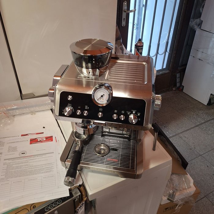 Кафе машина Делонги La Specialista  нова мострена бройка