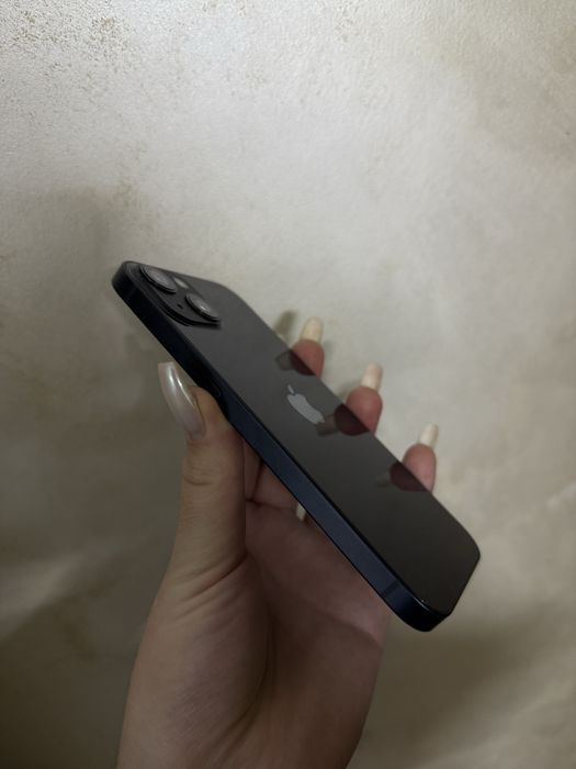 Телефон iPhone 13, в черном цвете