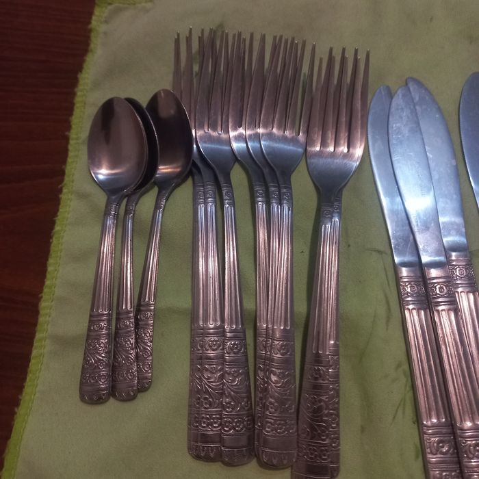 12 големи лъжици, 8 малки лъжици, 9 вилици, 11ножа.