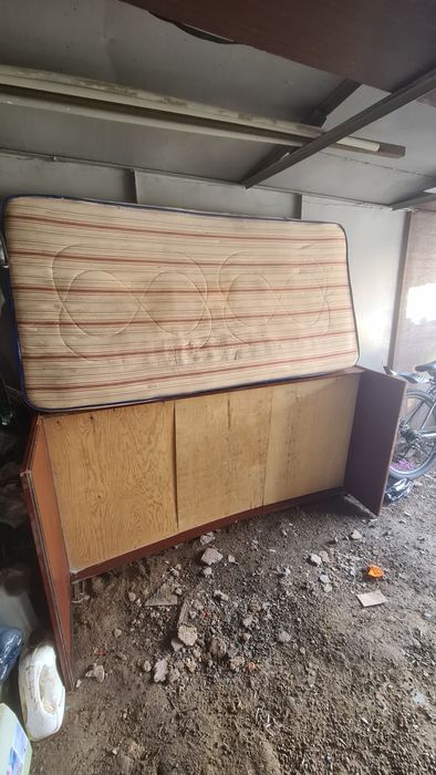 Кровать с матрасом