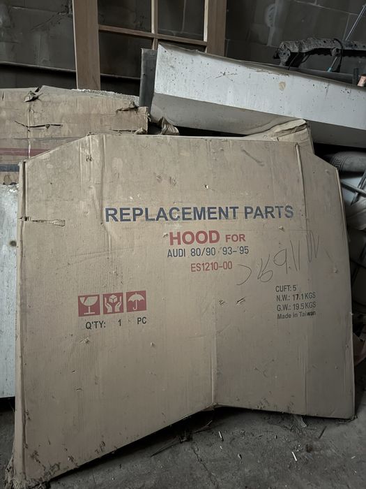 Капот Audi 80-90 в коробке