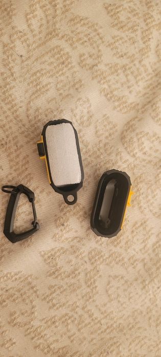 Продавам калъф за слушалки Apple AirPods 4