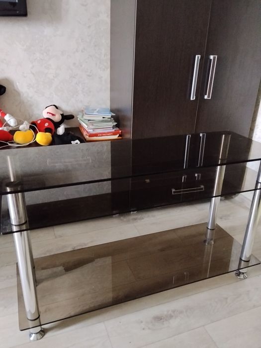 Продам стеклянный стол