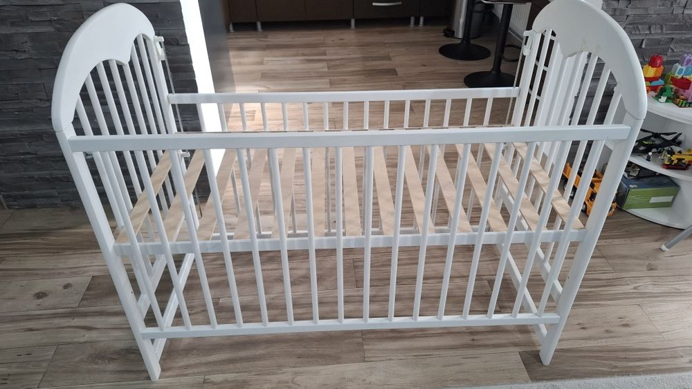 Vând pătuț din lemn pentru bebelusi