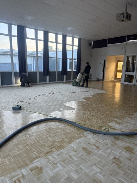 Raschetez șlefuiesc , montez parchet masiv , profesional