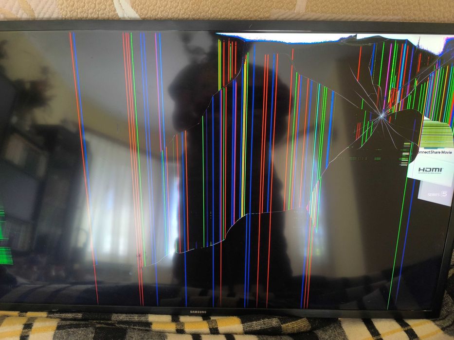 Телевизор Samsung (Самсунг) UE40J5000AWXBT - счупен дисплей