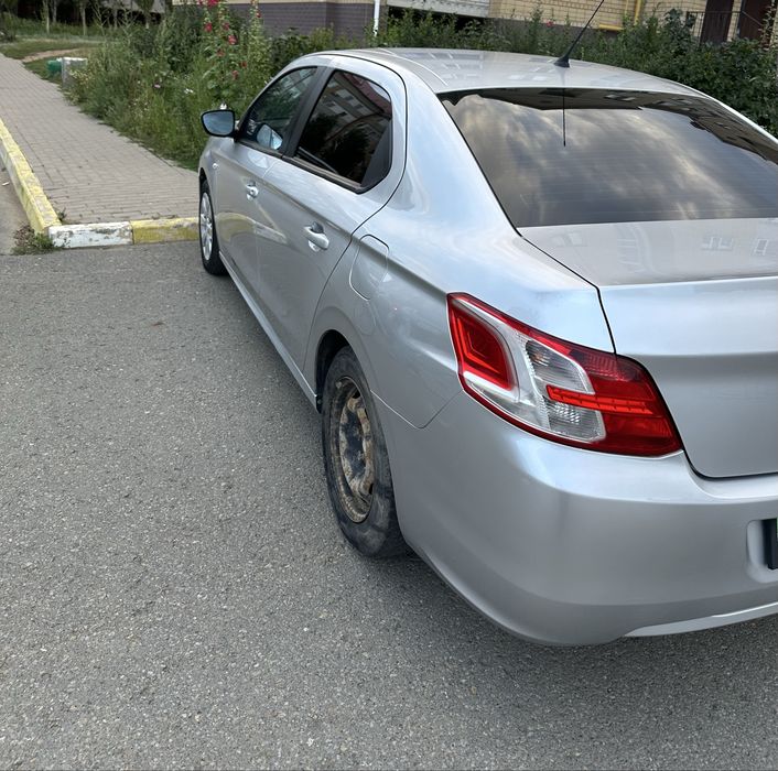 Продам машину Peugeot 301 i
