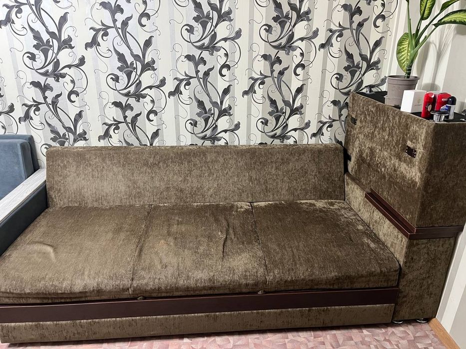 Коричневый большой диван