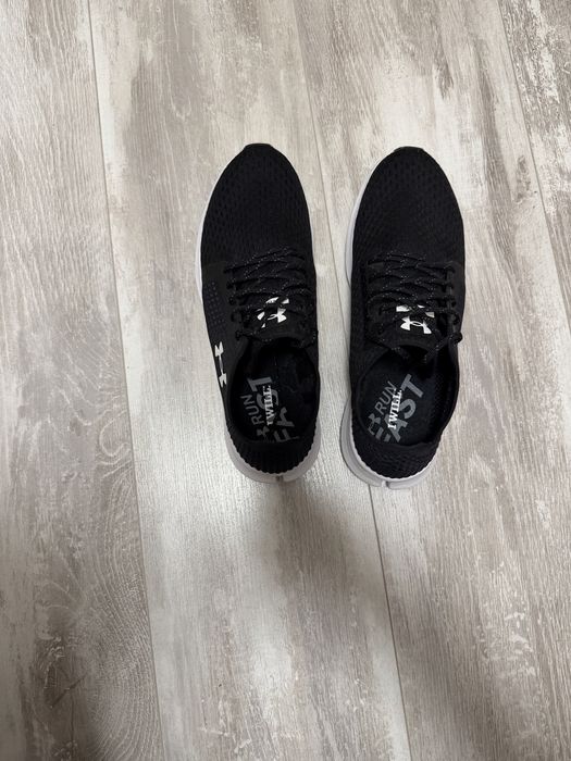 Продавам мъжки маратонки Under Armour
