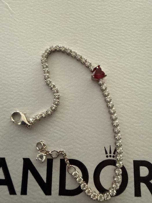 НОВО! Оригинална Pandora гривна с червено блестящо сърце