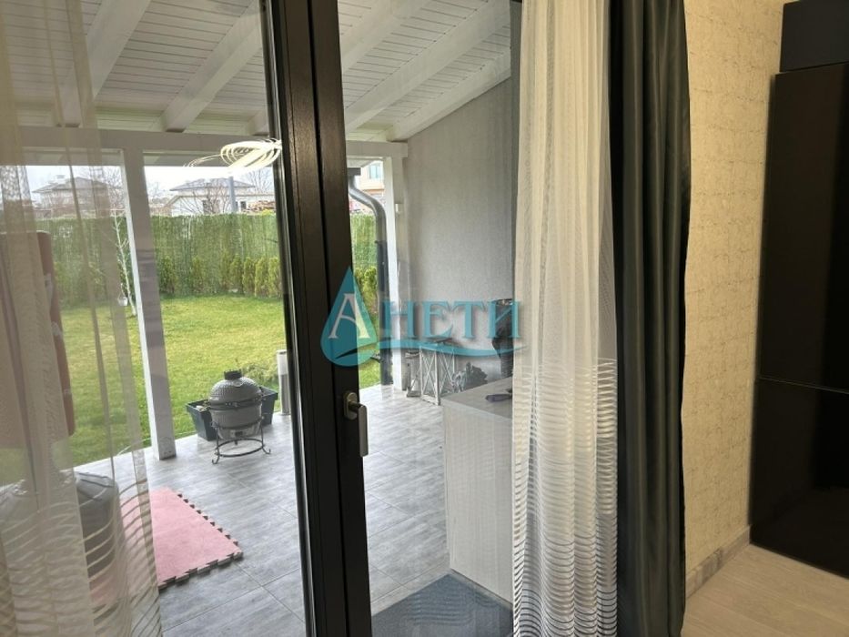 Стилно обзаведена къщи 200м2 с двор 521м2 в гр.Костинброд