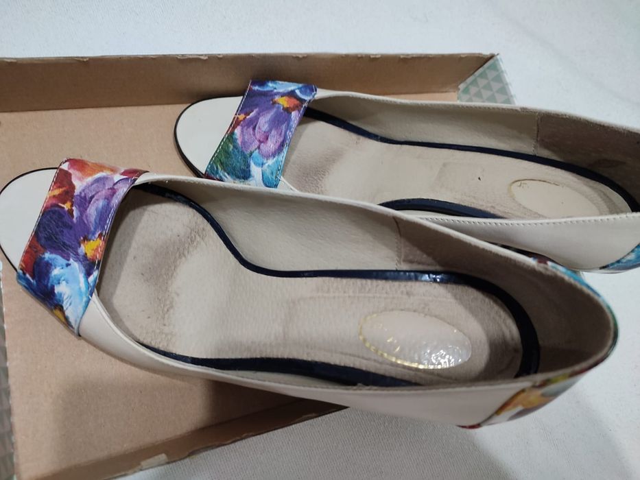 Pantofi diverse modele și culori