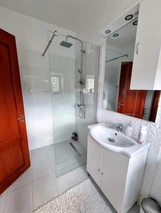Închiriez pe termen lung apartament tip studio, central, zona Sanitas
