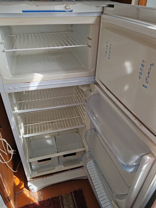 Рабочий холодильник indesit