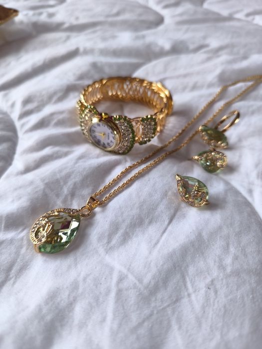 Нов комплект  ,състоящ се от часовник,обечки и пръстен