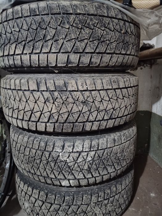 Продам комплект резины с дисками на Таурег